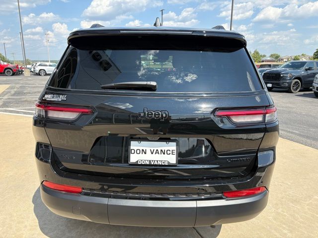 2025 Jeep Grand Cherokee Limited photo 3