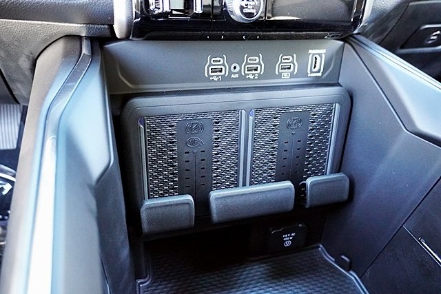 New 2026 Diamond Black Crystal Pearl-Coat Exterior Paint RAM Laramie image 34