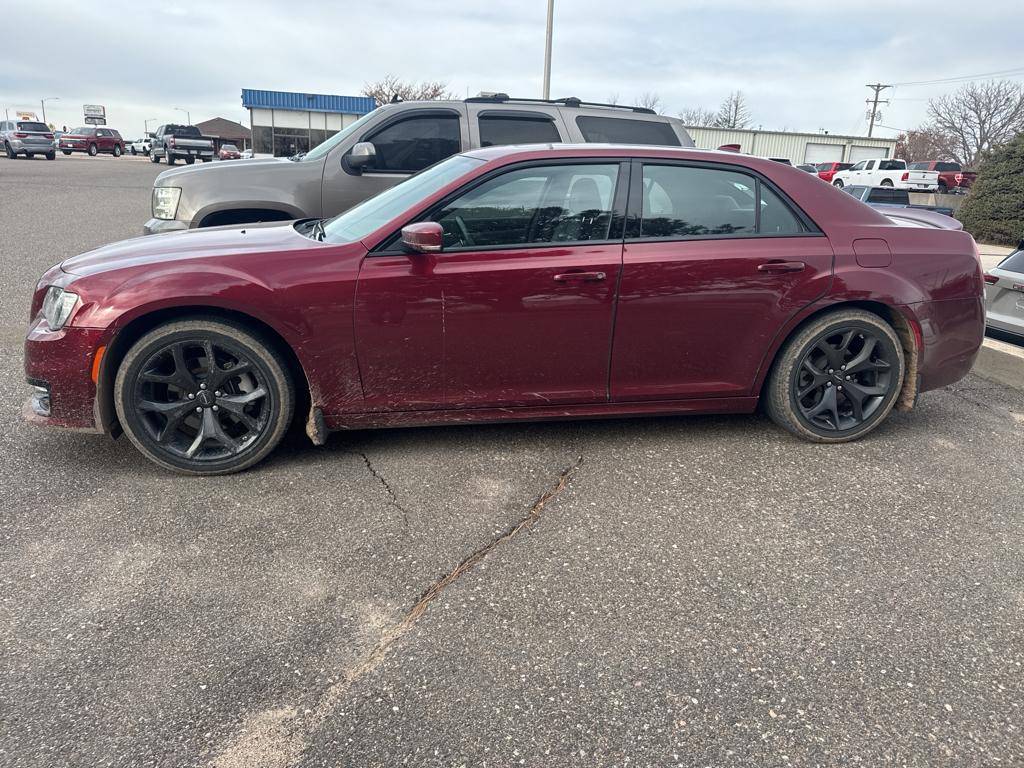 2022 Chrysler 300 photo 3