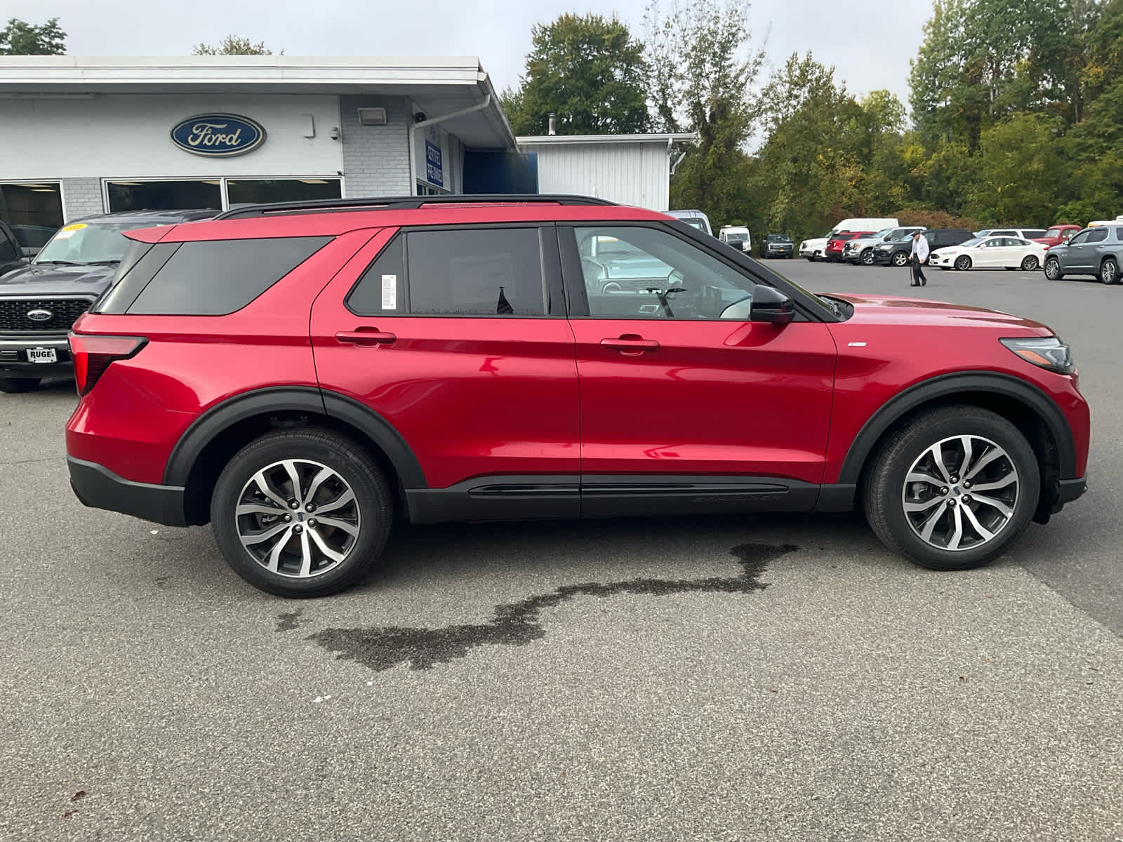 2025 Ford Explorer ST-Line photo 2