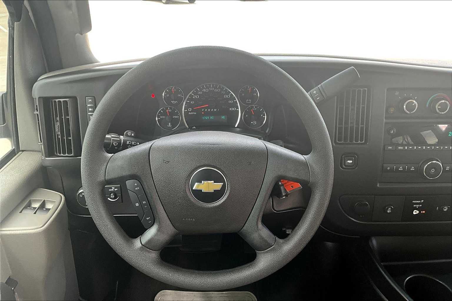 2018 Chevrolet Express Passenger LT photo 5