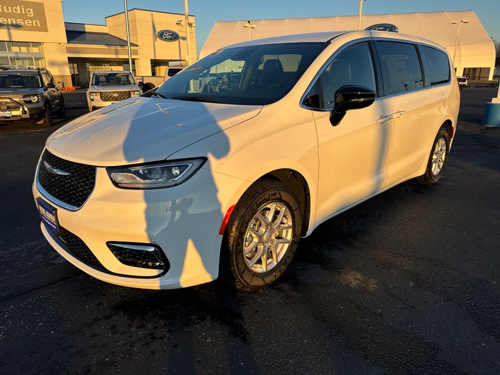 2026 Chrysler Pacifica Select's photo