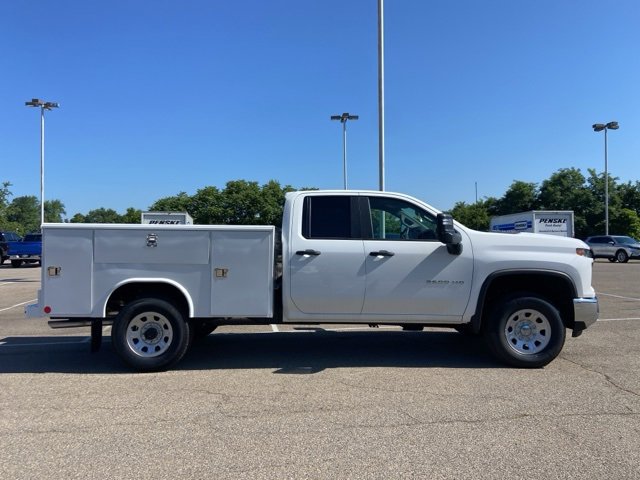 2025 Chevrolet Silverado 3500HD photo 2