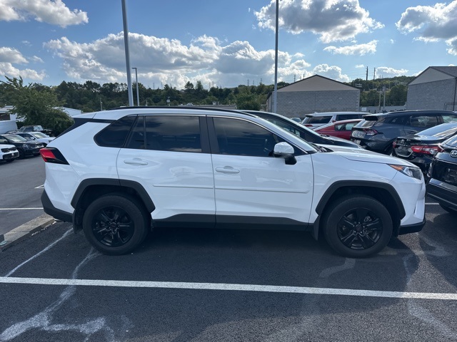 2021 Toyota RAV4 XLE photo 2