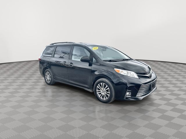 2020 Toyota Sienna XLE photo 2