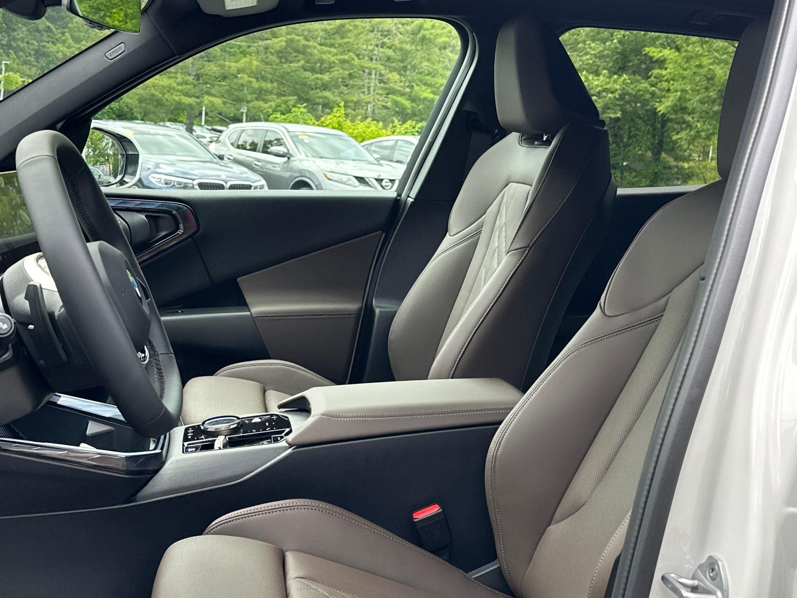 New 2025 Mineral White Metallic BMW 30 xDrive image 7