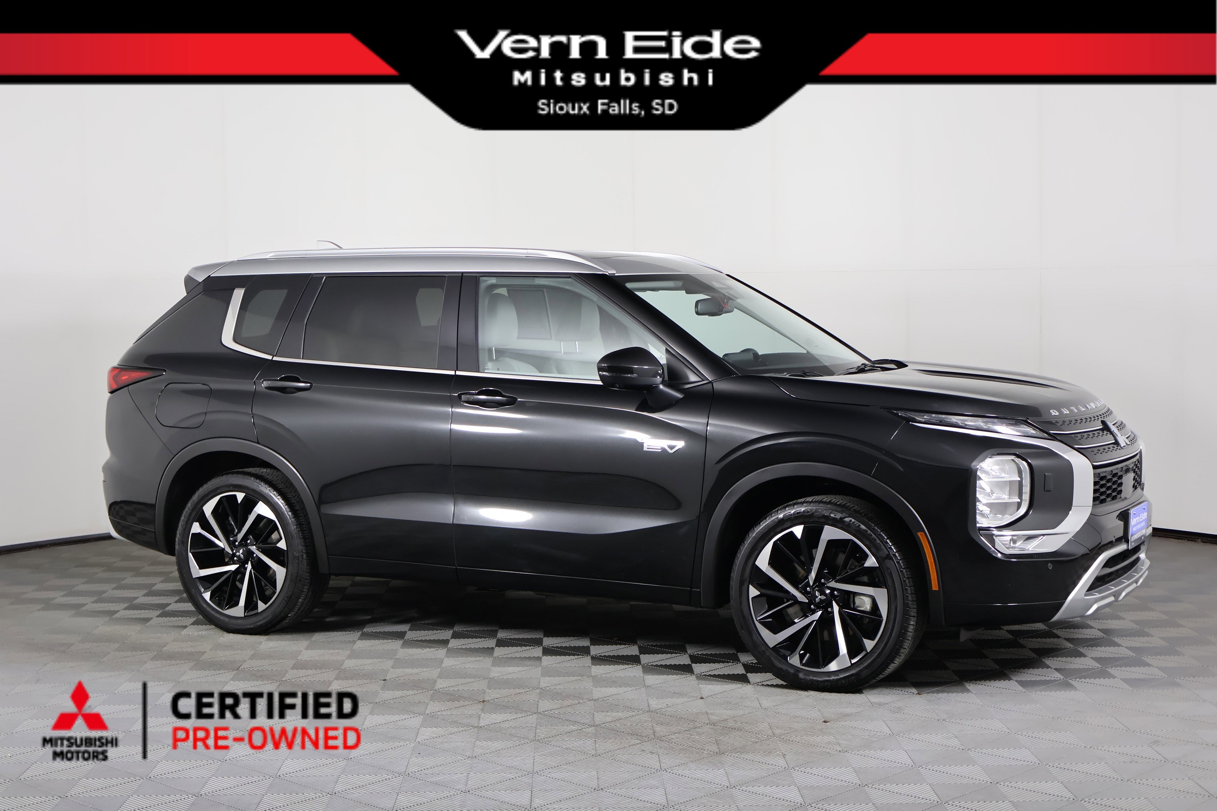 2024 Mitsubishi Outlander Plug-in Hybrid Platinum Edition's photo