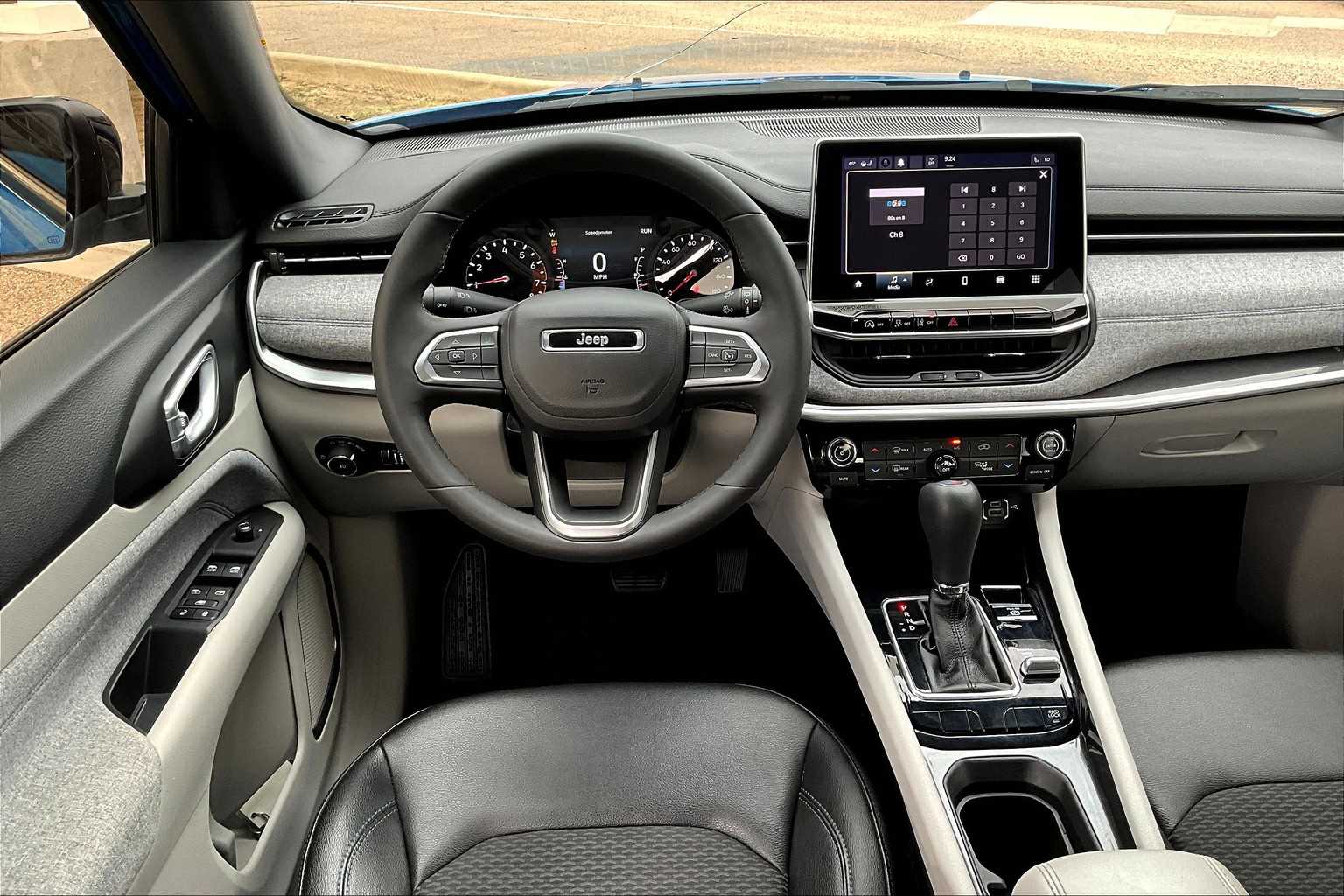 2024 Jeep Compass Latitude photo 3