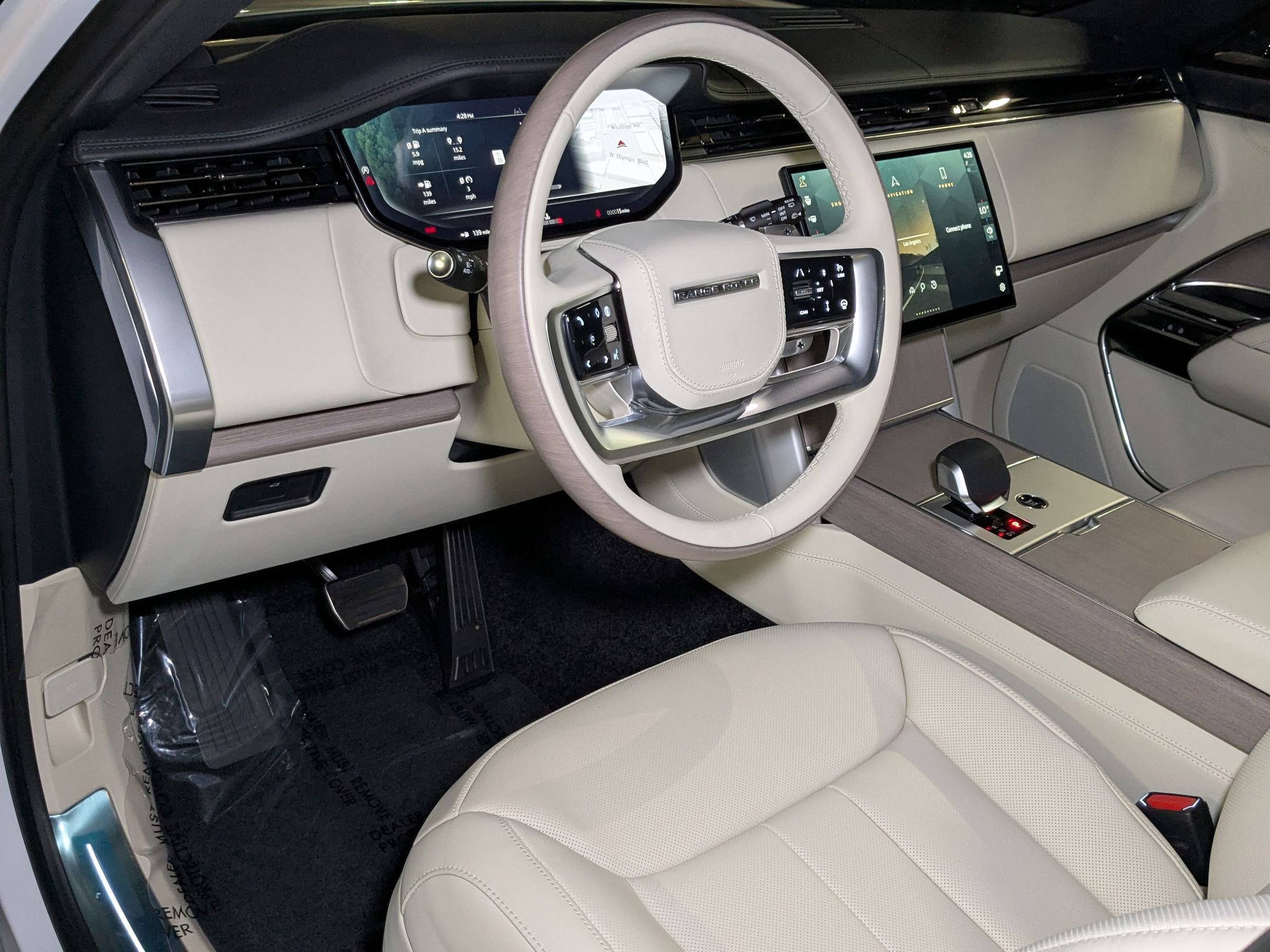 2025 Land Rover Range Rover SE photo 3