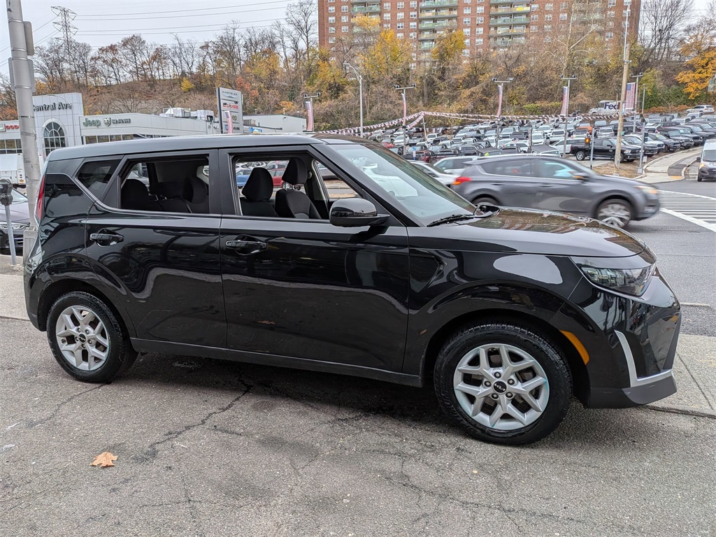 2023 Kia Soul LX photo 2