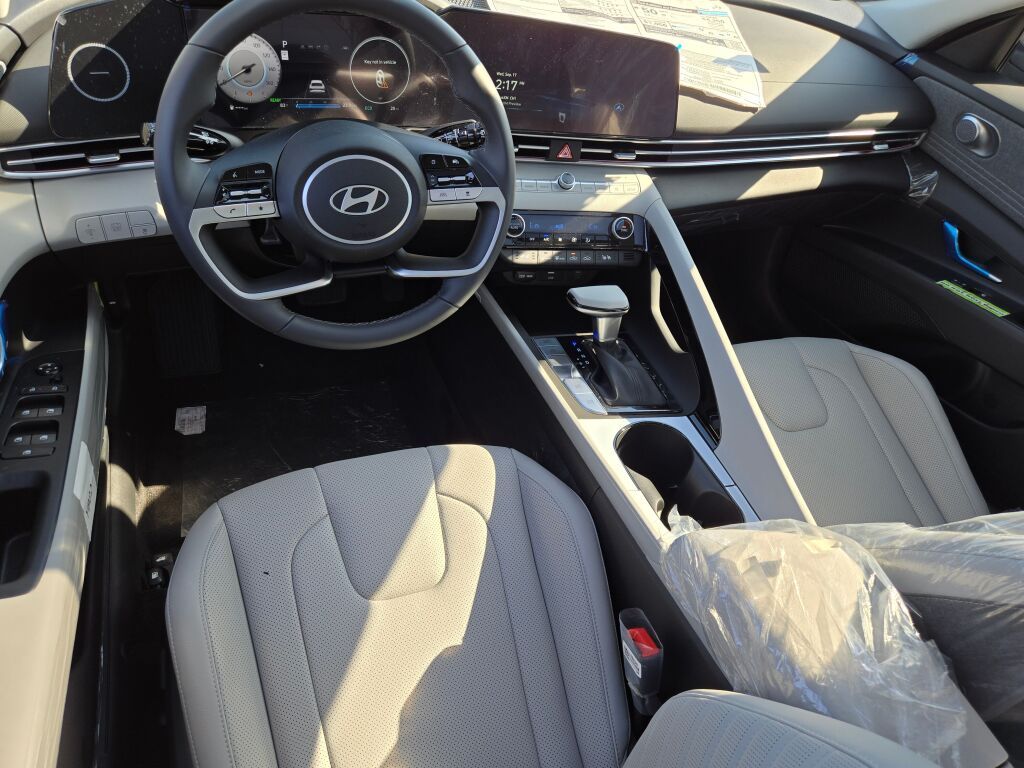 2025 Hyundai Elantra Hybrid Limited photo 14