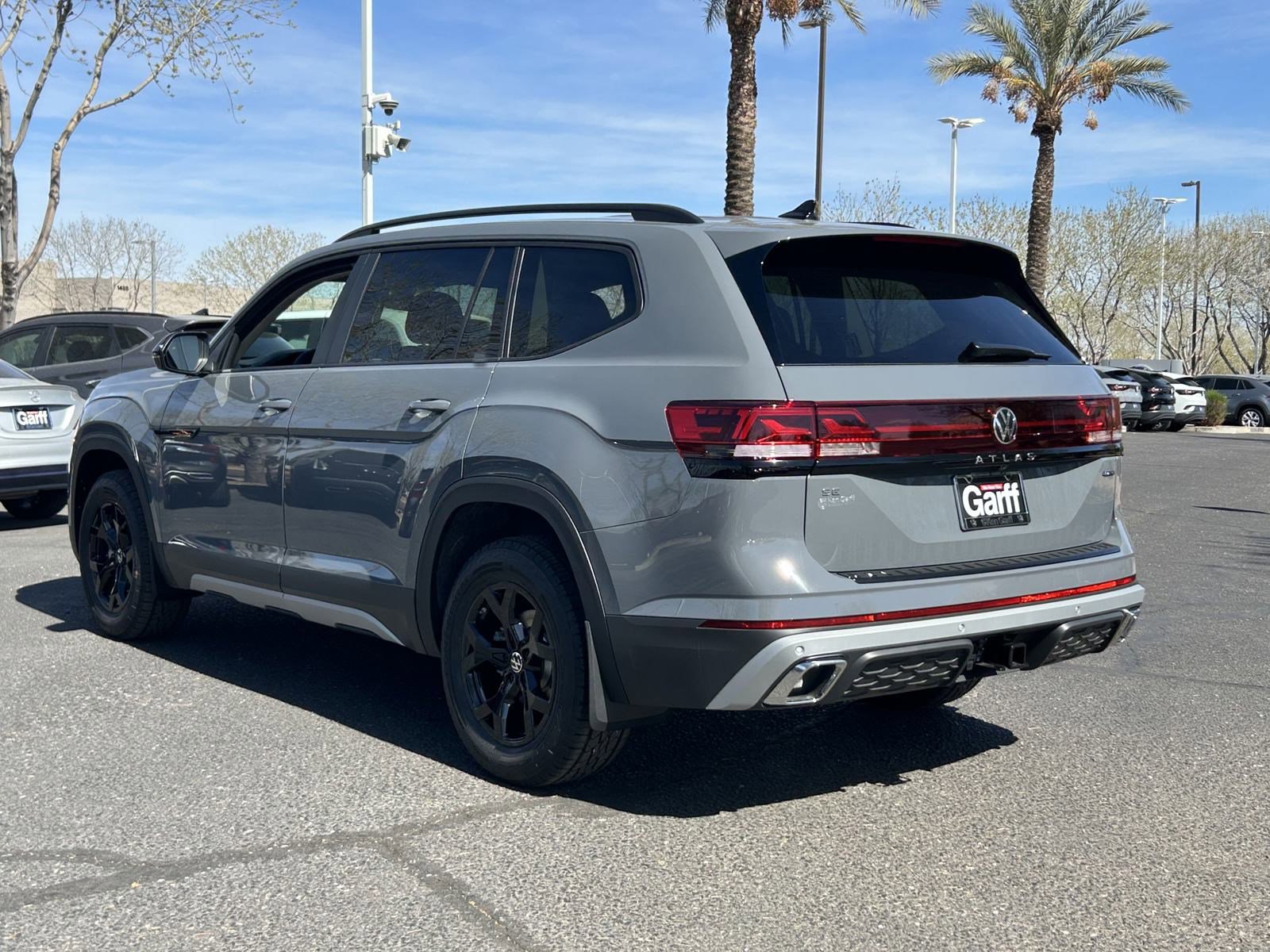 2025 Volkswagen Atlas Peak Edition SE photo 2