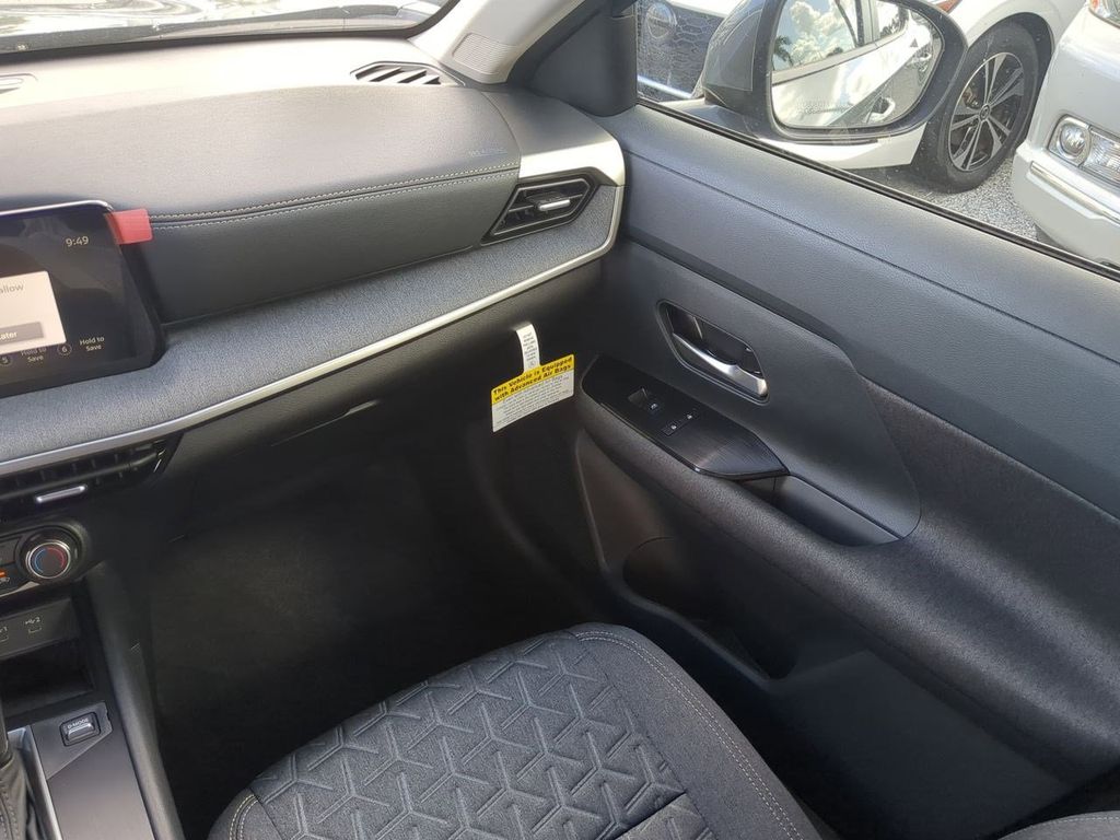2025 Nissan Kicks SV photo 16