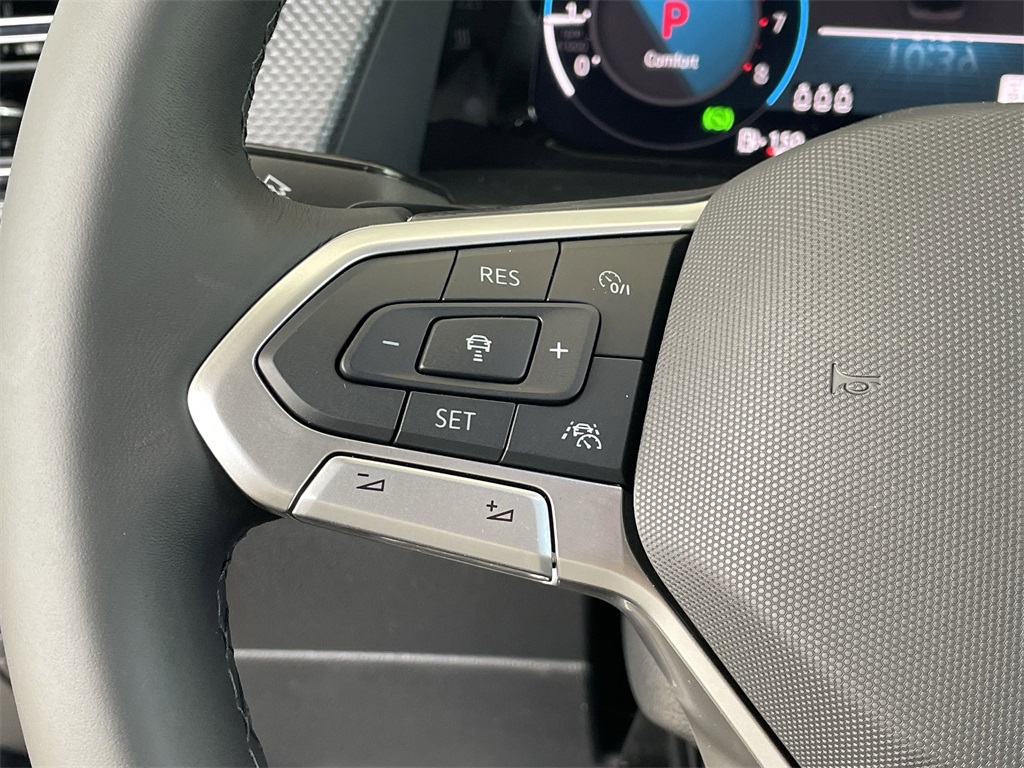2025 Volkswagen Atlas Cross Sport SEL R-Line photo 18