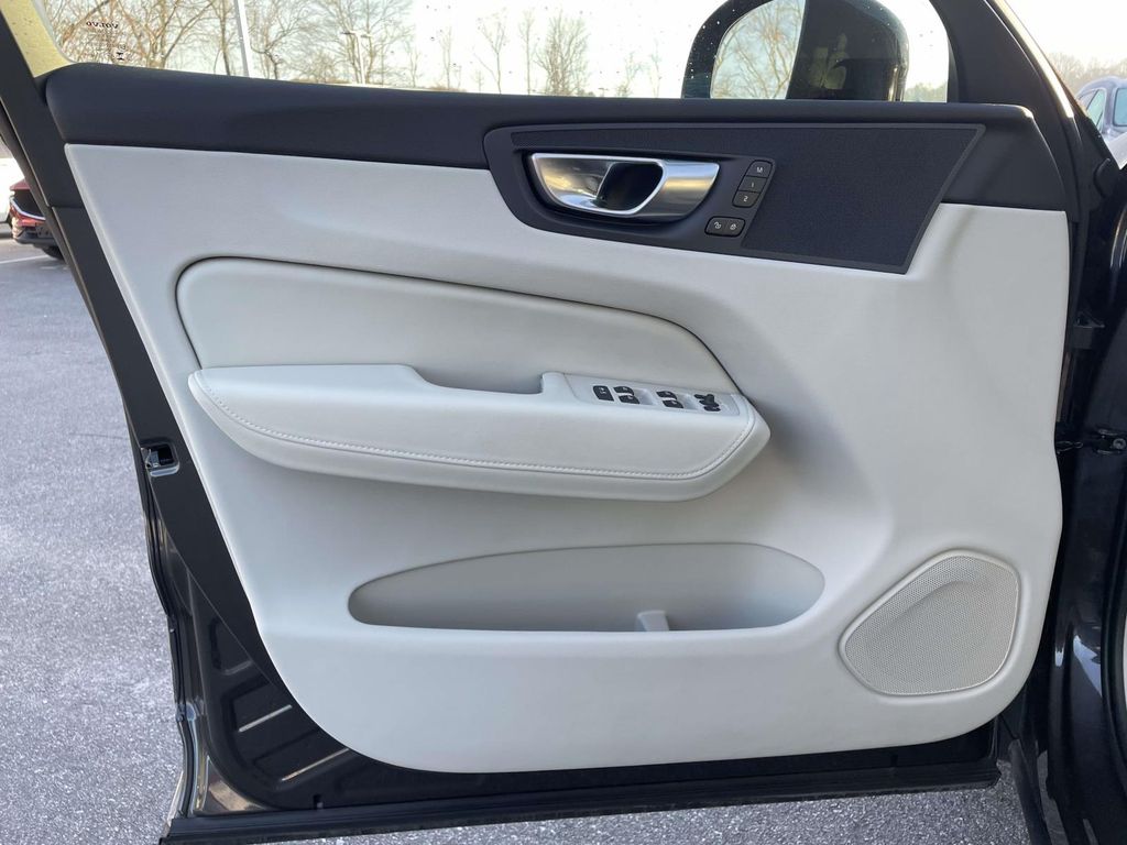 2024 Volvo XC60 B5 Plus photo 3
