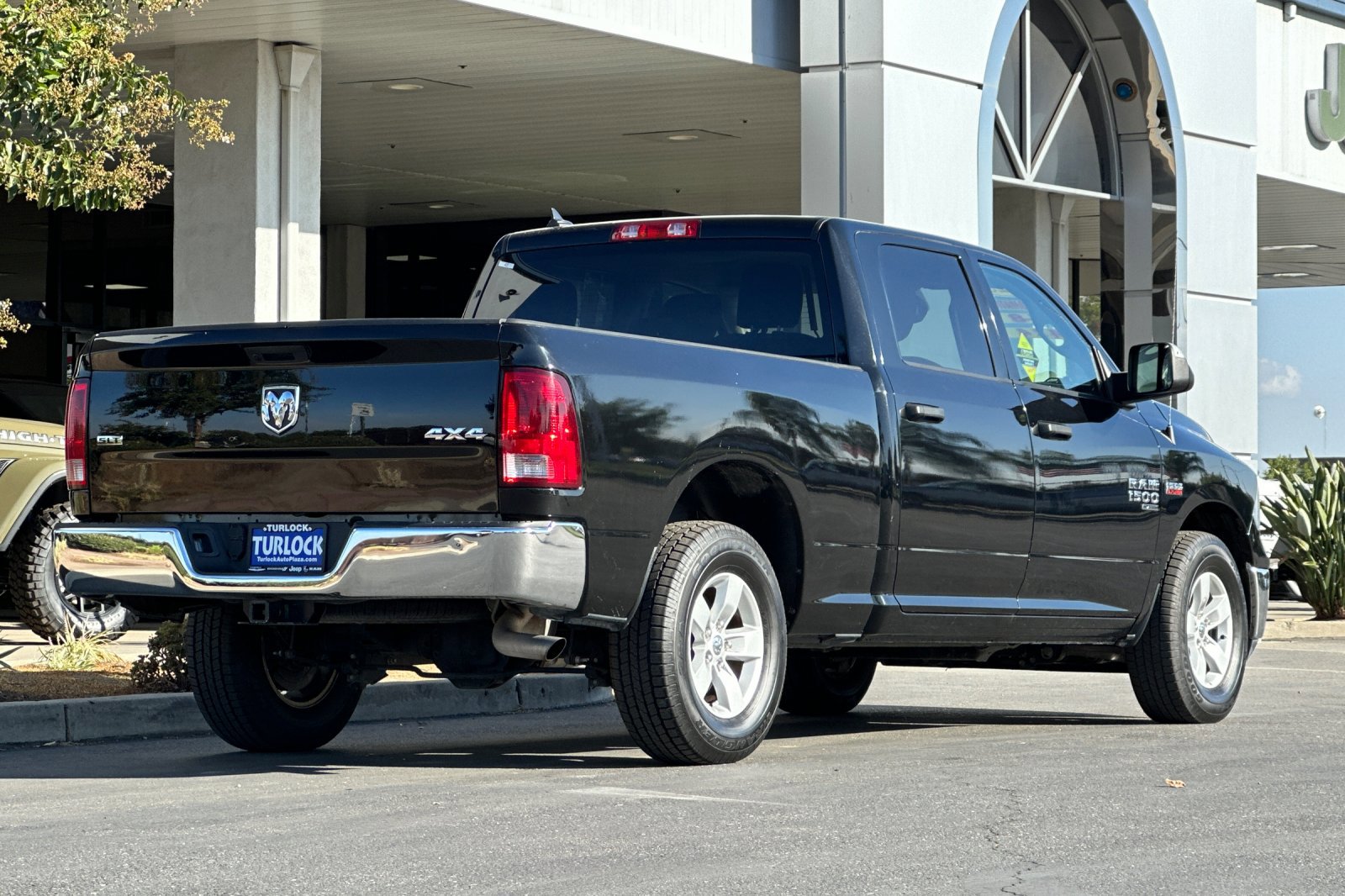 2023 Ram 1500 Classic SLT photo 4