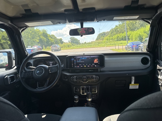 2025 Jeep Gladiator photo 10