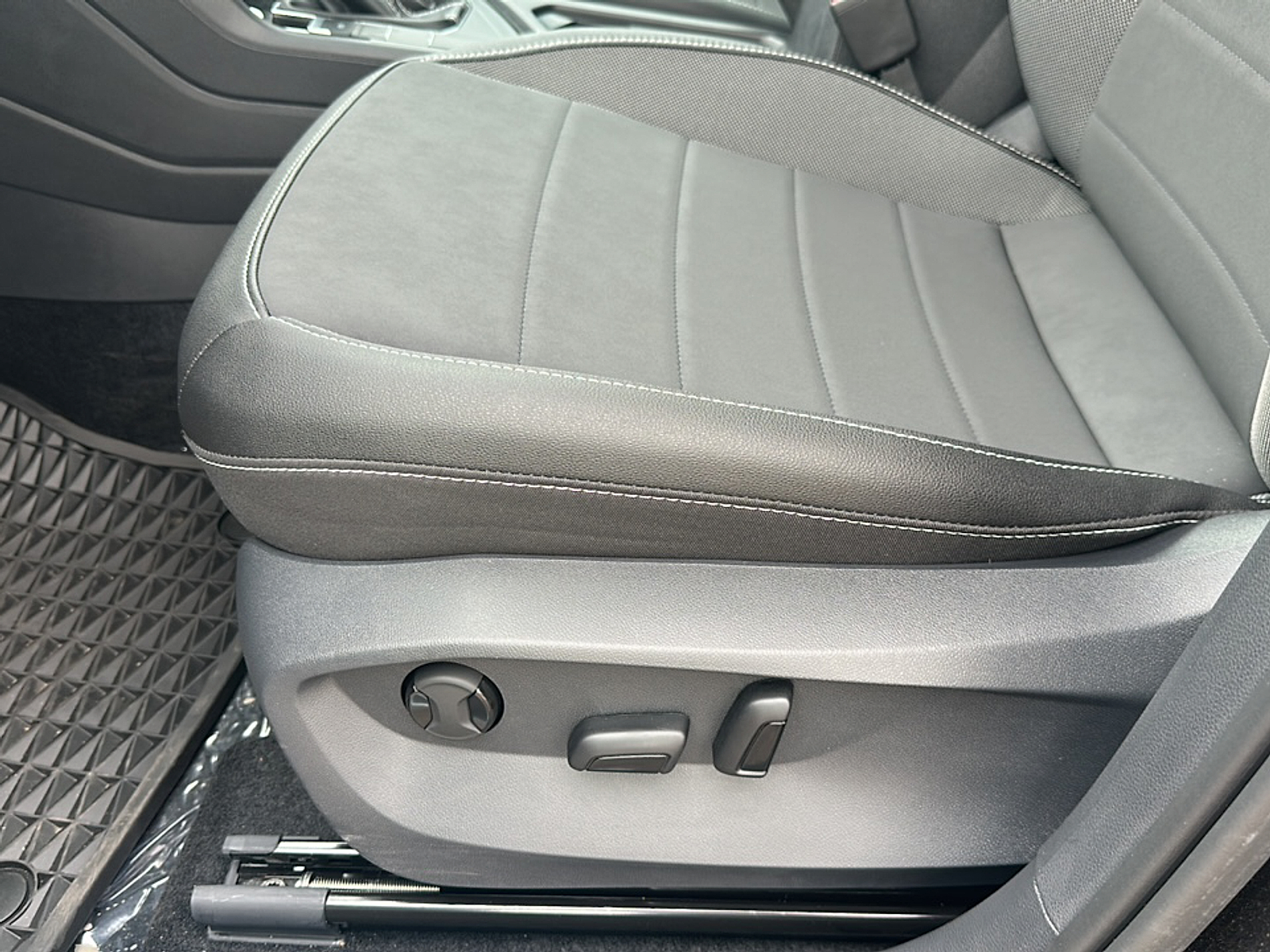 New 2024 Deep Black Pearl Effect Volkswagen SE image 12