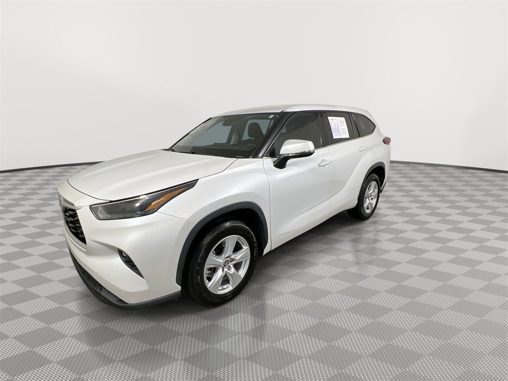 2022 Toyota Highlander LE photo 3