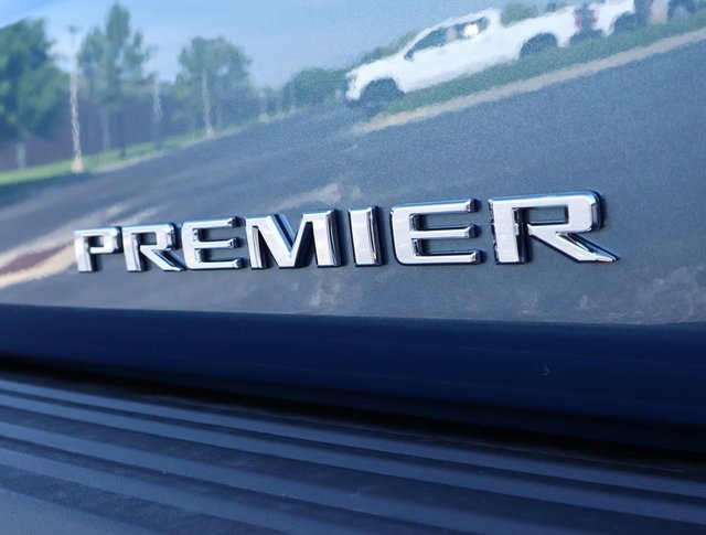 2025 Chevrolet Suburban Premier photo 3