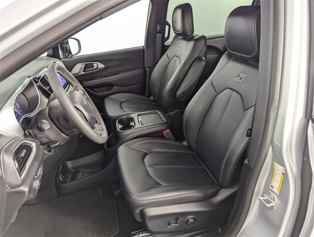 2024 Chrysler Pacifica Touring L photo 9