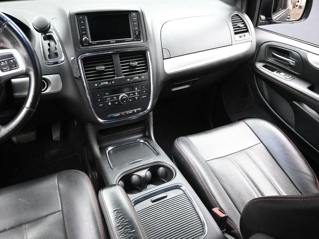 2016 Dodge Grand Caravan R/T photo 11