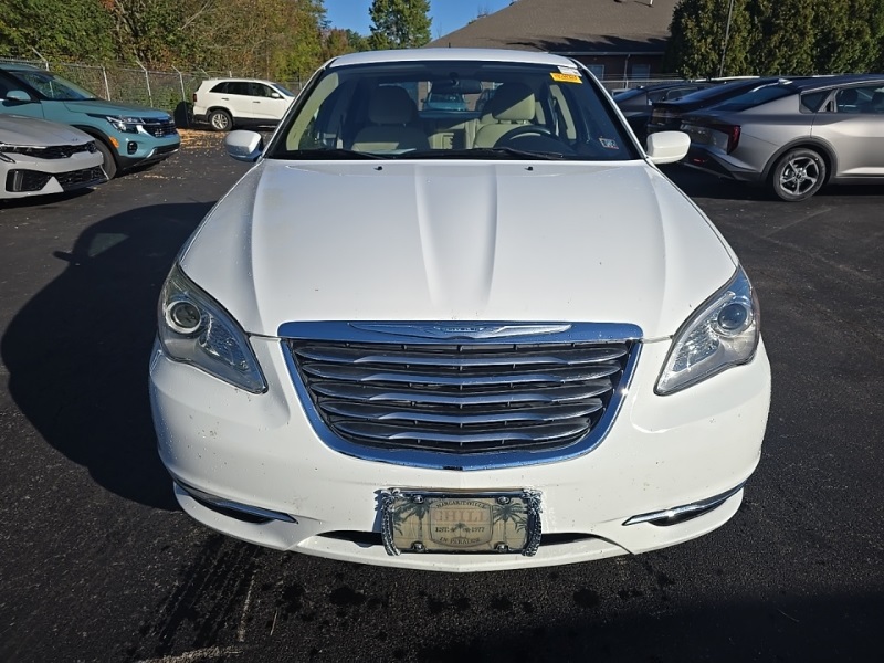 2013 Chrysler 200 Touring photo 2