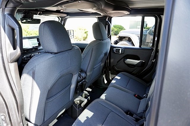 New 2025 Granite Crystal Metallic Clear-Coat Exterior Paint Jeep Sport S image 21