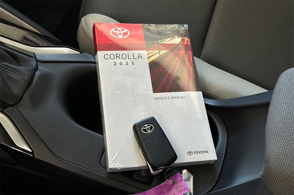 2025 Toyota Corolla LE photo 9
