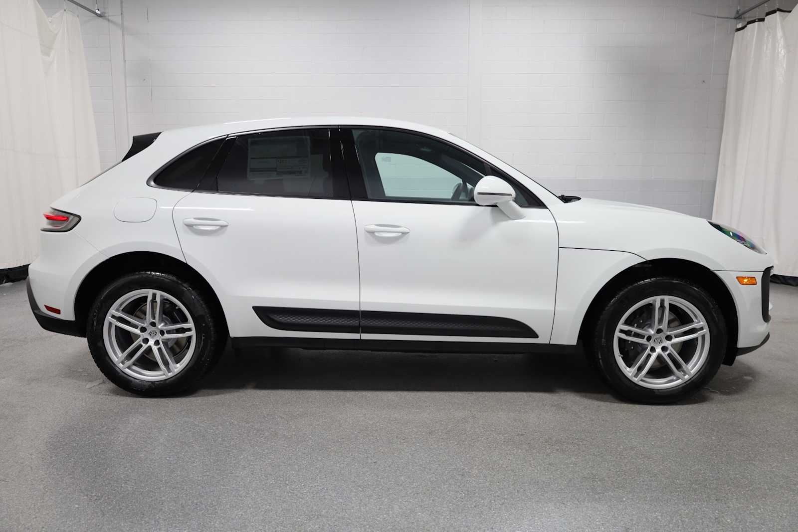 2026 Porsche Macan T photo 7