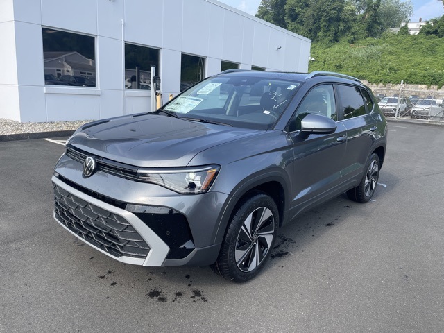 2025 Volkswagen Taos SE photo 3