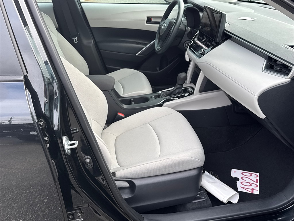 2024 Toyota Corolla Cross L photo 12