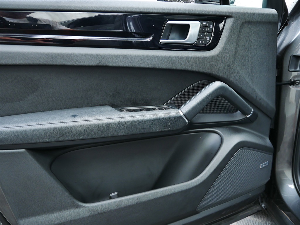 2022 Porsche Cayenne photo 11