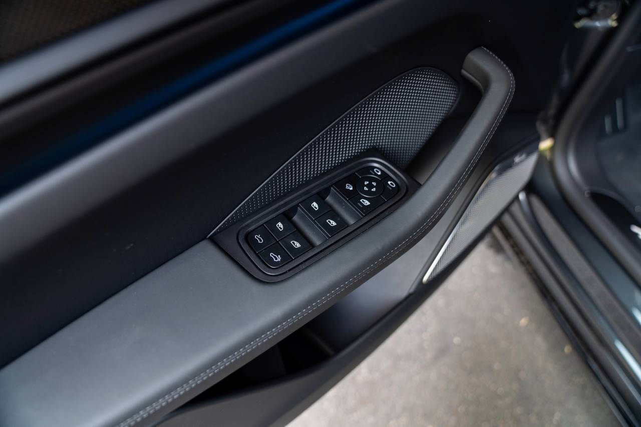 2025 Porsche Macan Turbo Electric photo 26
