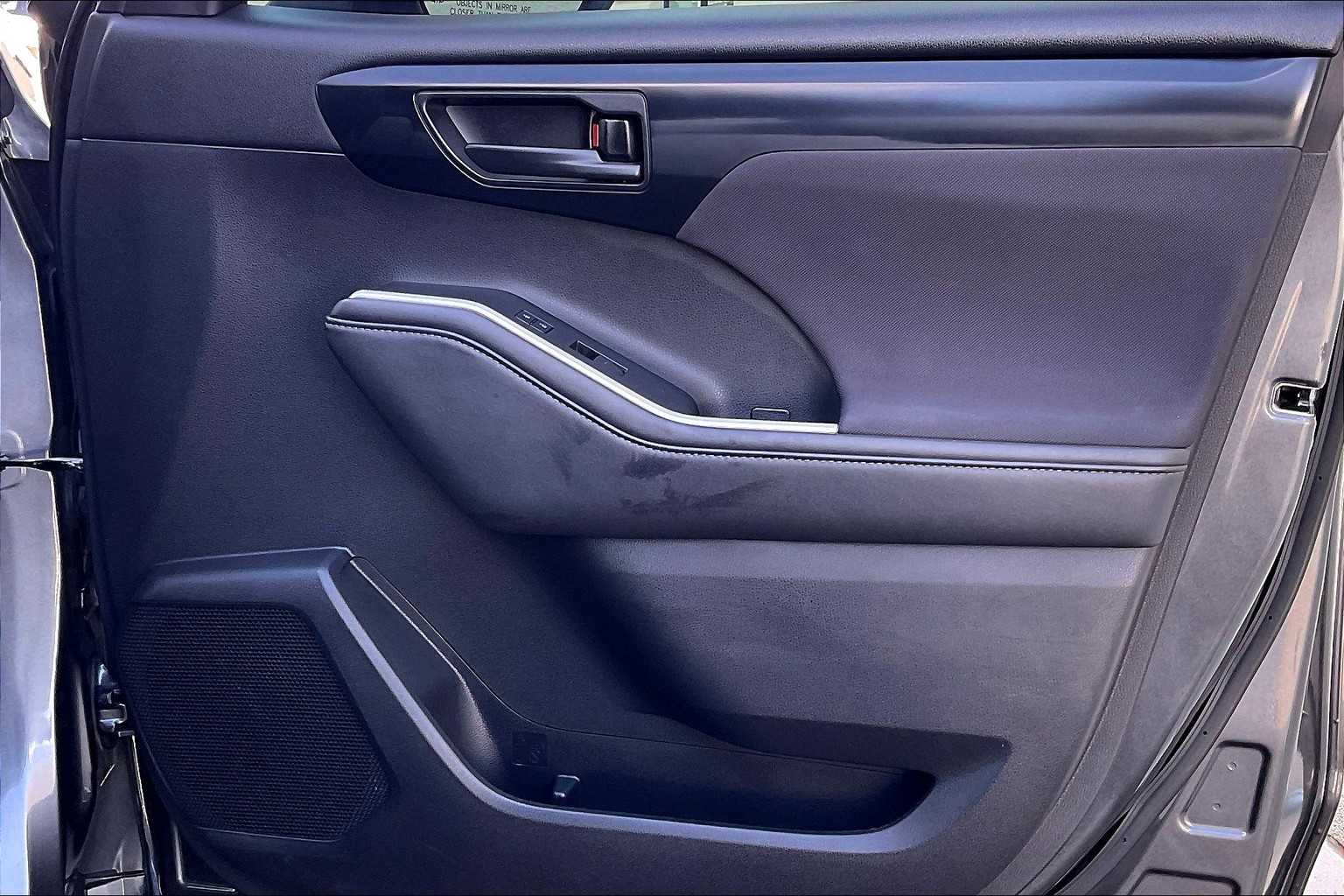 2020 Toyota Highlander LE photo 22