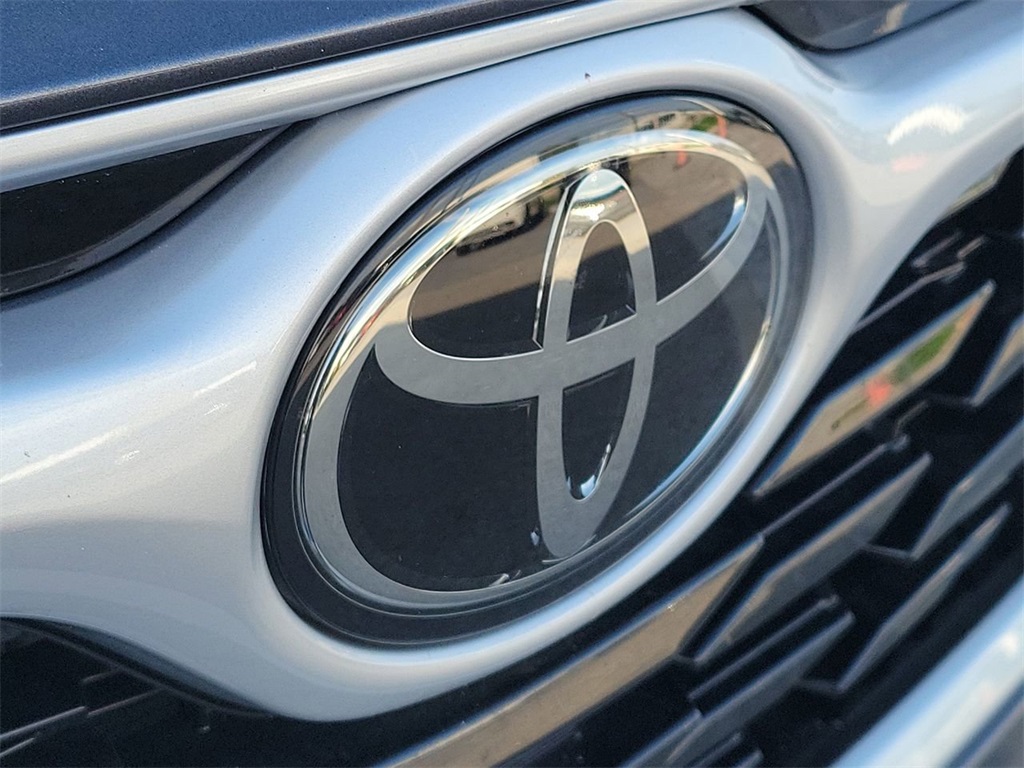 2022 Toyota Highlander LE photo 9