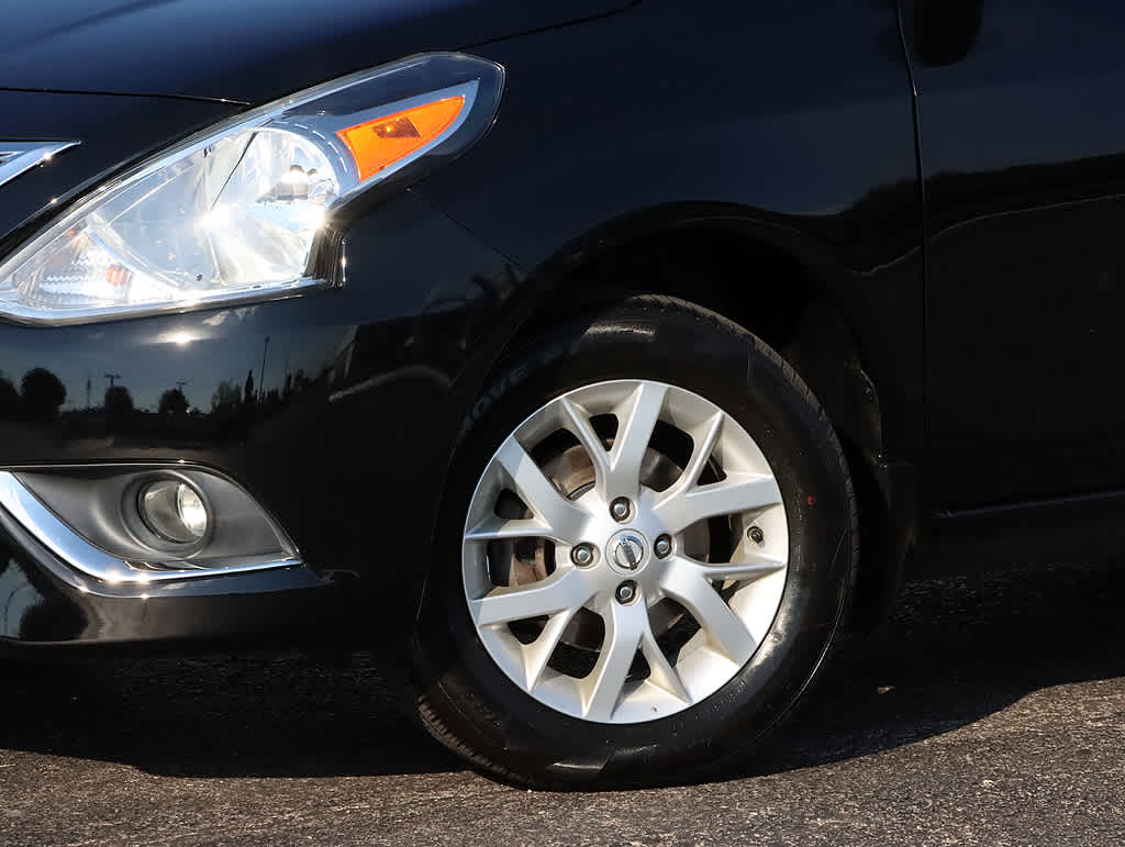 2018 Nissan Versa SV photo 3
