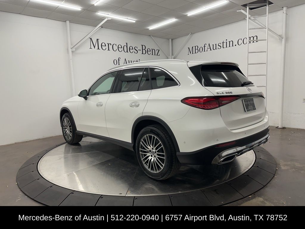2025 Mercedes Benz GLC 300 photo 3