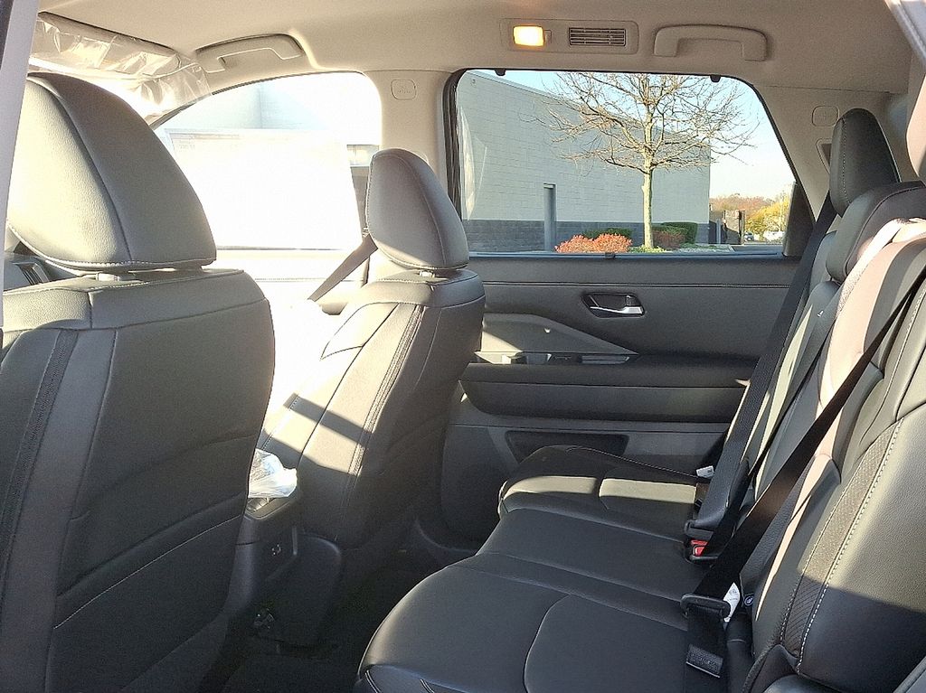 2025 Nissan Pathfinder SL photo 6