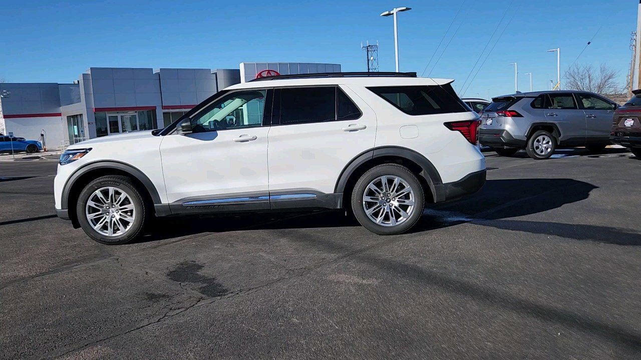 2025 Ford Explorer photo 2