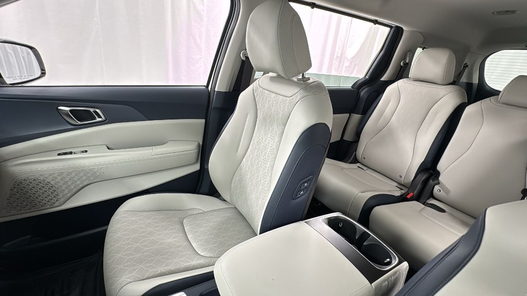 2026 Kia Carnival EX photo 13