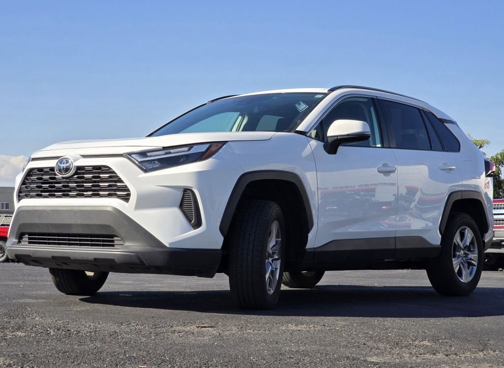 2024 Toyota RAV4 XLE photo 2