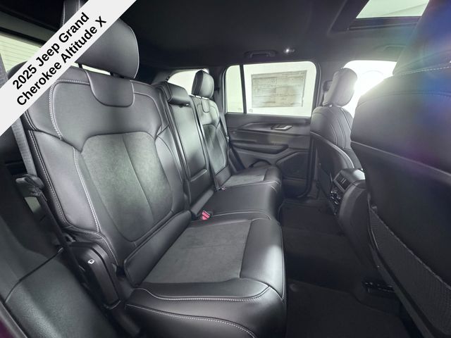 2025 Jeep Grand Cherokee Altitude photo 17