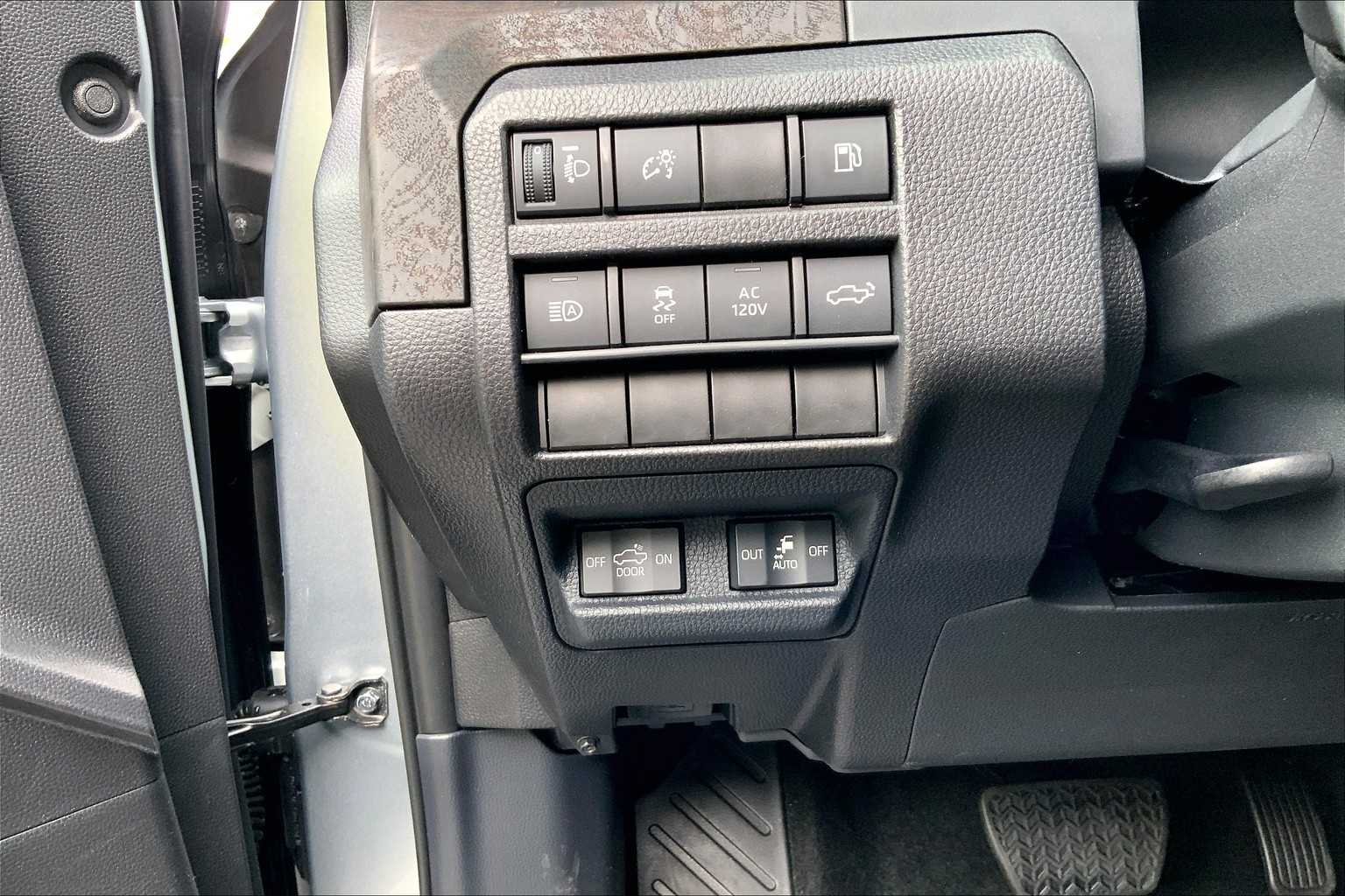 2025 Toyota Tacoma Limited photo 17