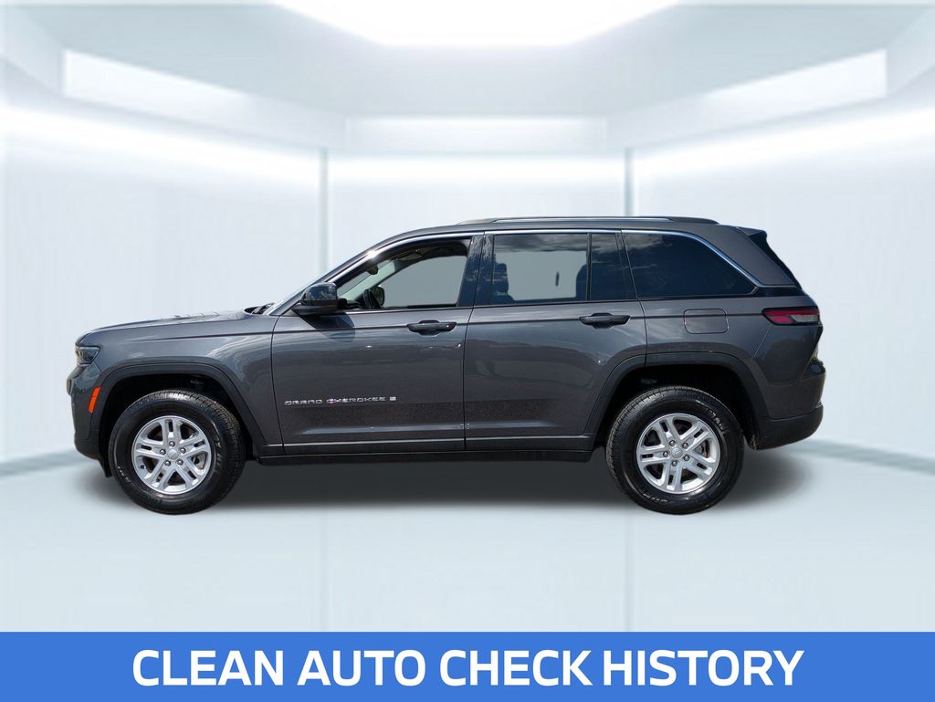 2022 Jeep Grand Cherokee Laredo photo 2