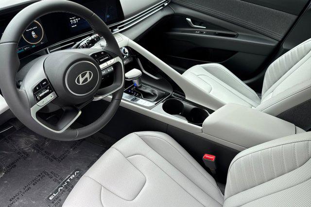 2025 Hyundai Elantra Hybrid Limited photo 4