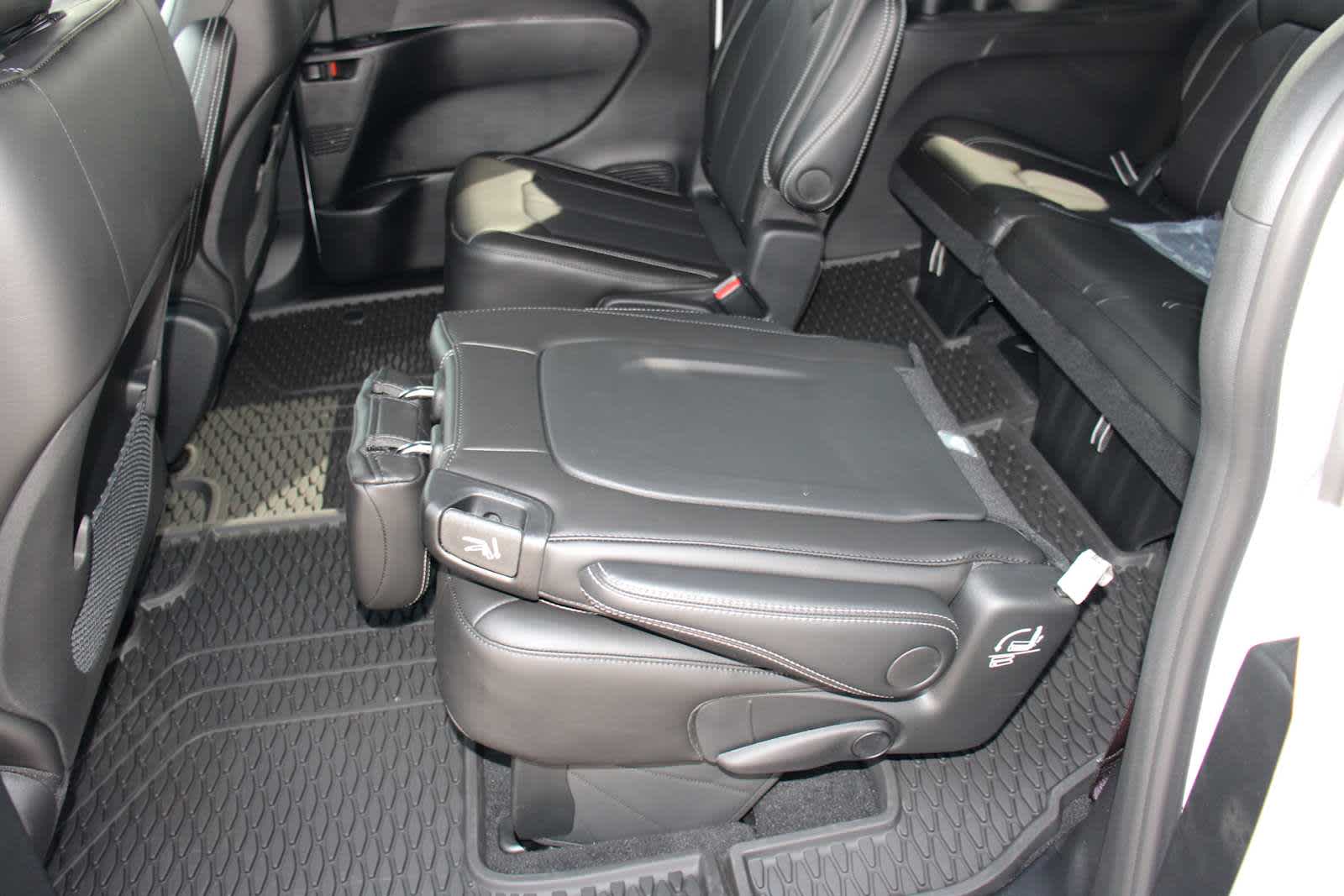 2025 Chrysler Voyager LX photo 43