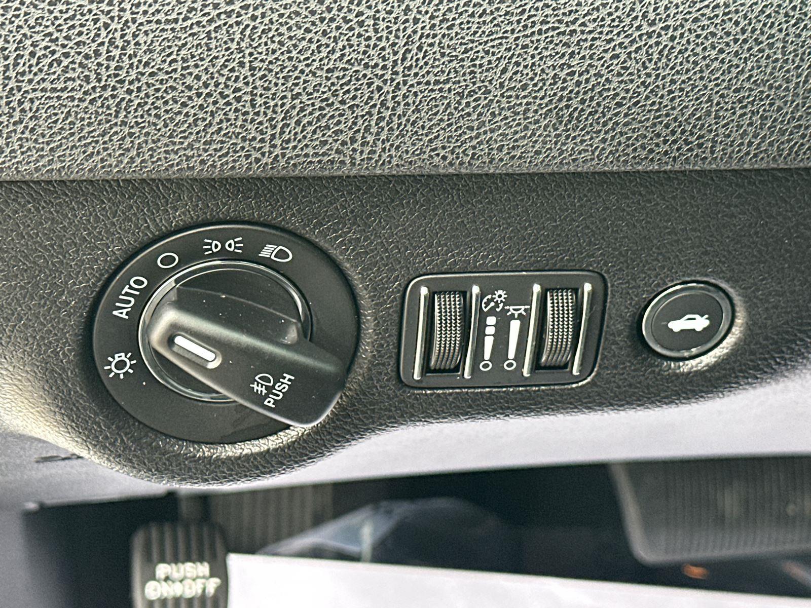 2020 Chrysler 300 photo 7