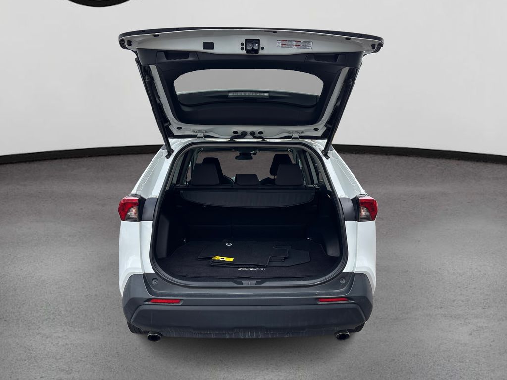 2022 Toyota RAV4 XLE photo 9