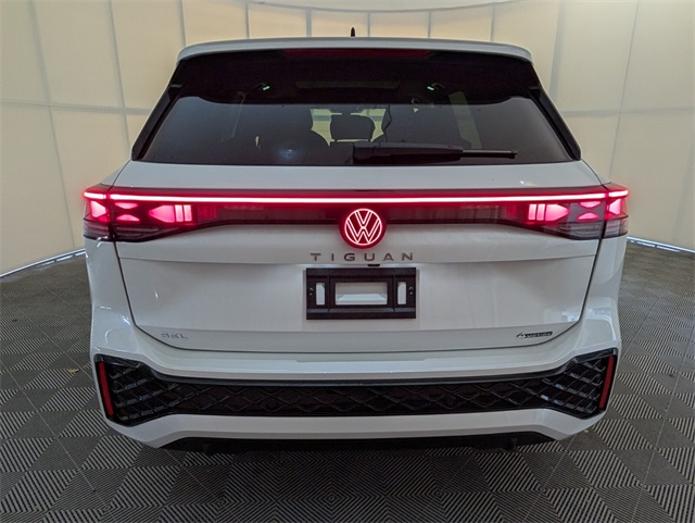 2025 Volkswagen Tiguan SEL R-Line Black photo 9
